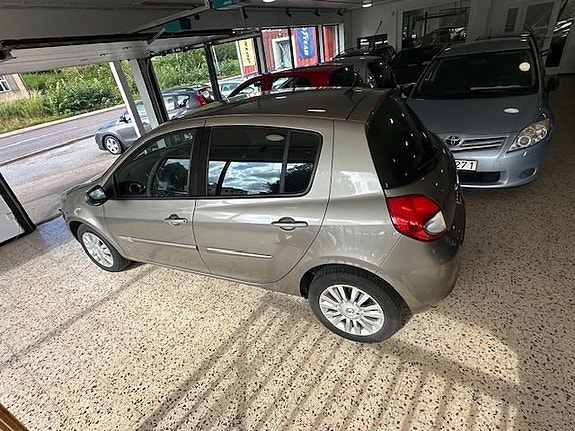 Renault Clio 14 of 18