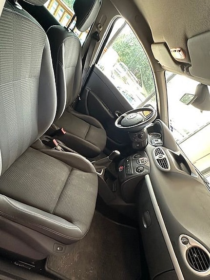 Renault Clio 17 of 18