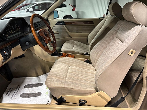 Mercedes-Benz 300 CE 7 of 10