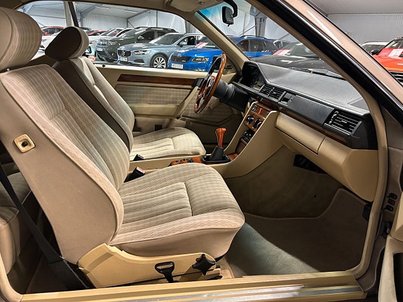 Mercedes-Benz 300 CE 8 of 10