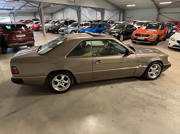 Mercedes-Benz 300 CE 3 of 5