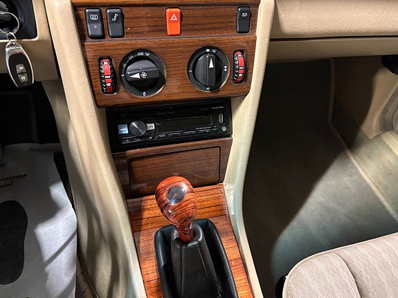 Mercedes-Benz 300 CE 9 of 10