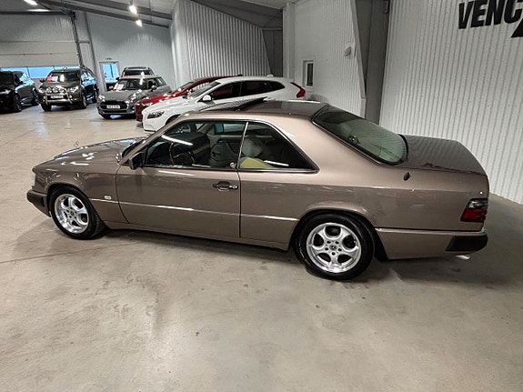Mercedes-Benz 300 CE 4 of 5