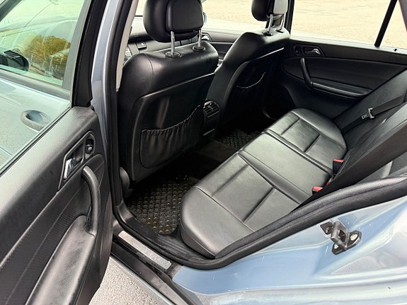 Mercedes-Benz C200 10 of 10