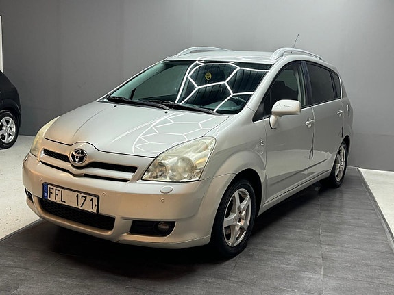 Toyota Corolla Verso 3 of 5