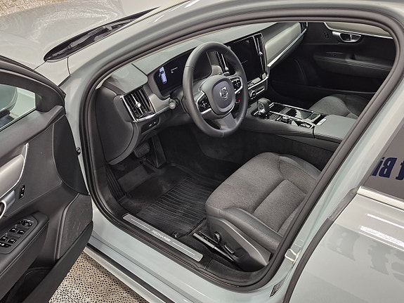 Volvo V90 2 of 13