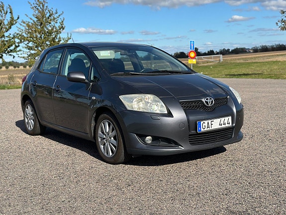 Toyota Auris 2 of 5