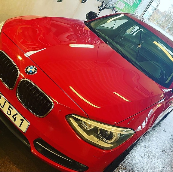 BMW 118d 2 of 5