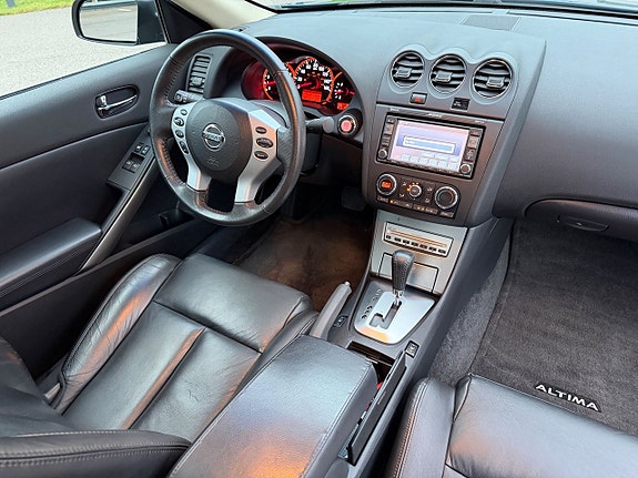 Nissan Altima 13 of 17