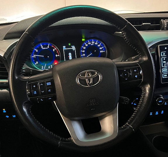 Toyota HiLux 8 of 17