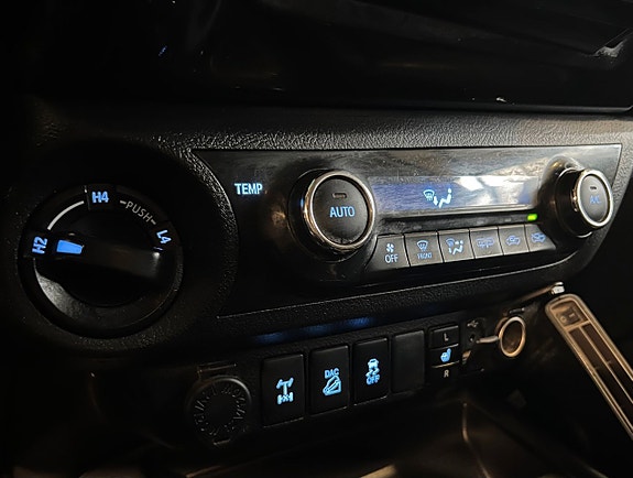 Toyota HiLux 12 of 17