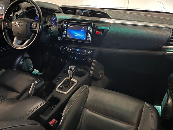 Toyota HiLux 11 of 17