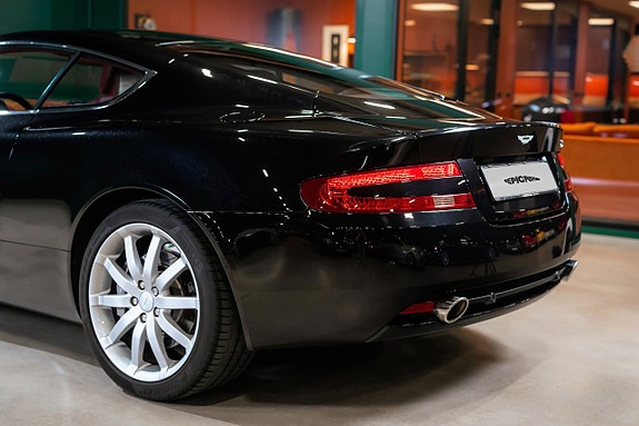 Aston Martin DB9 4 of 5