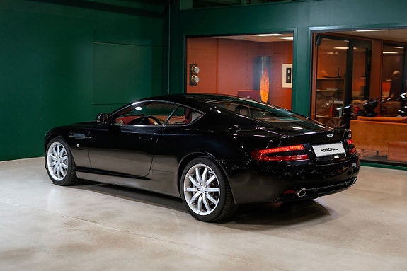 Aston Martin DB9 3 of 5