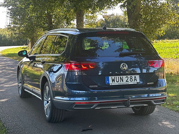 Volkswagen Passat Alltrack 3 of 5