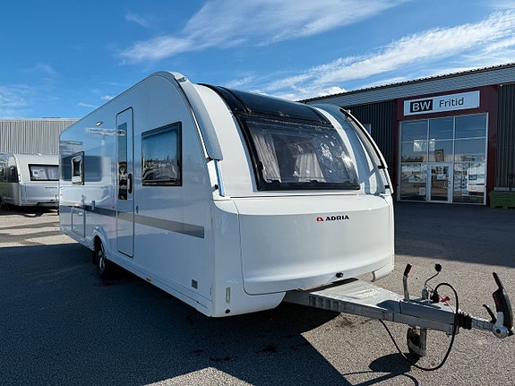 Adria Adora 613 UT Queenbed - Förtält - Separat dusch - Alde