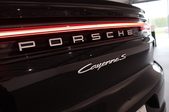Porsche Cayenne 9 of 24