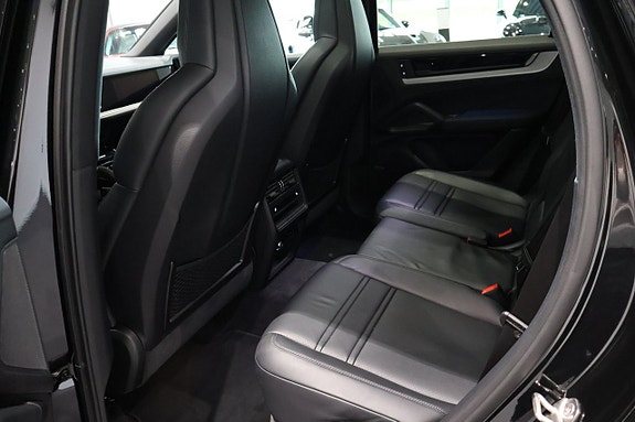 Porsche Cayenne 14 of 24