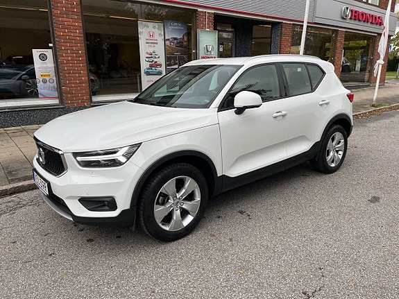 Volvo XC40 2 of 5