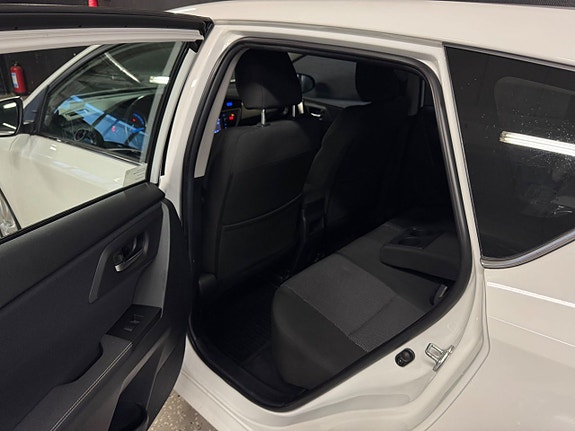 Toyota Auris 12 of 22