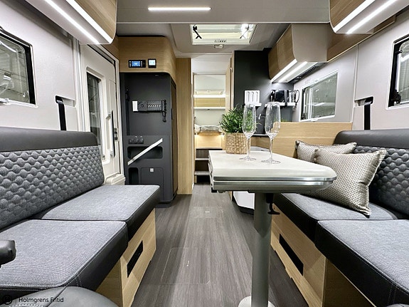Adria Matrix Plus 670 DL | Face to Face | 2 of 19