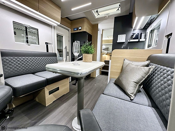 Adria Matrix Plus 670 DL | Face to Face | 9 of 19