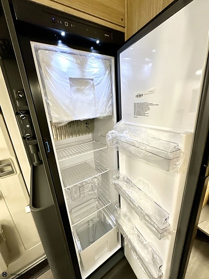 Adria Matrix Plus 670 DL | Face to Face | 12 of 19