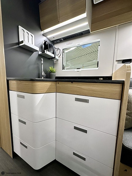 Adria Matrix Plus 670 DL | Face to Face | 10 of 19