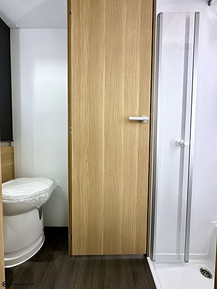 Adria Matrix Plus 670 DL | Face to Face | 14 of 19