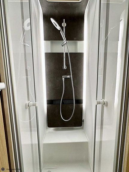 Adria Matrix Plus 670 DL | Face to Face | 15 of 19