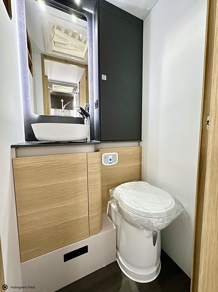 Adria Matrix Plus 670 DL | Face to Face | 16 of 19