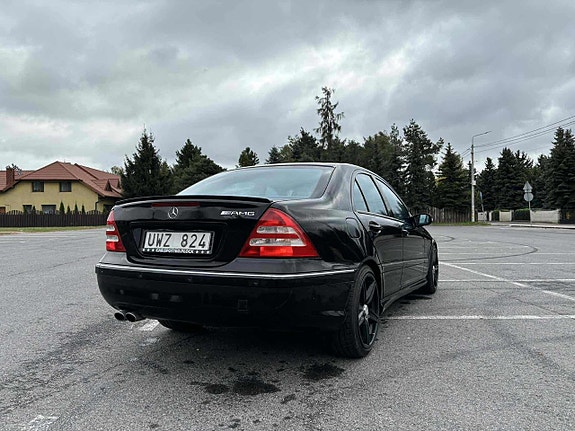Mercedes-Benz C32 2 of 10