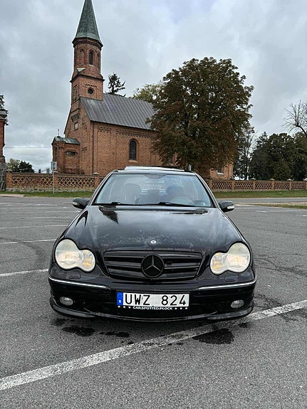 Mercedes-Benz C32 3 of 10