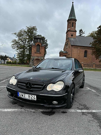 Mercedes-Benz C32 4 of 10
