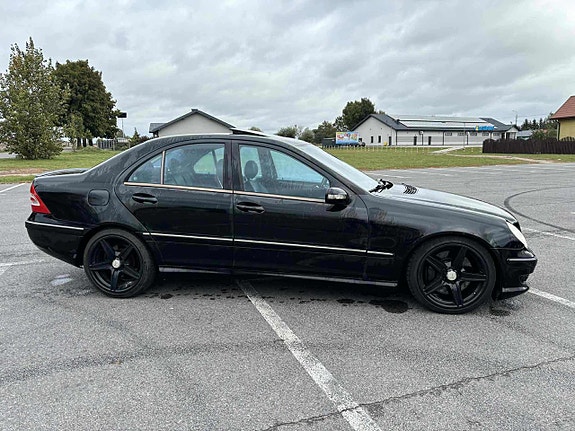 Mercedes-Benz C32 5 of 10