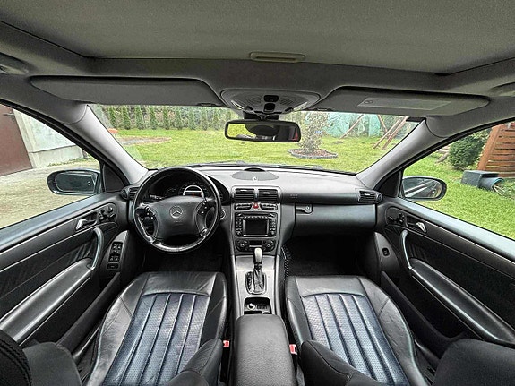 Mercedes-Benz C32 8 of 10