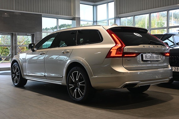 Volvo V90 Cross Country 3 of 5
