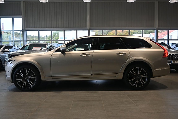 Volvo V90 Cross Country 2 of 5