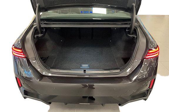 BMW i5 10 of 19