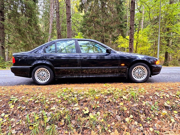 BMW 528 2 of 5