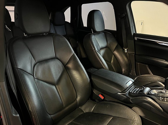 Porsche Cayenne 15 of 17