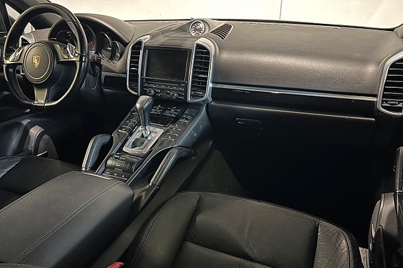 Porsche Cayenne 10 of 17