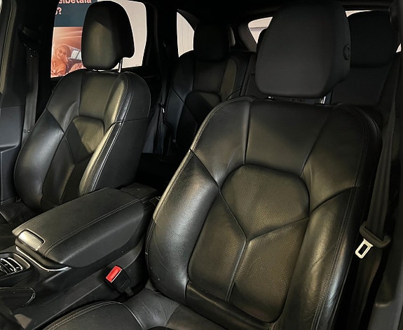 Porsche Cayenne 14 of 17