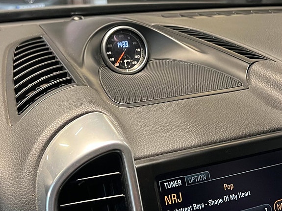 Porsche Cayenne 13 of 17