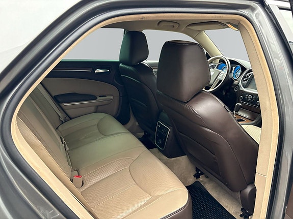 Lancia Thema 8 of 12