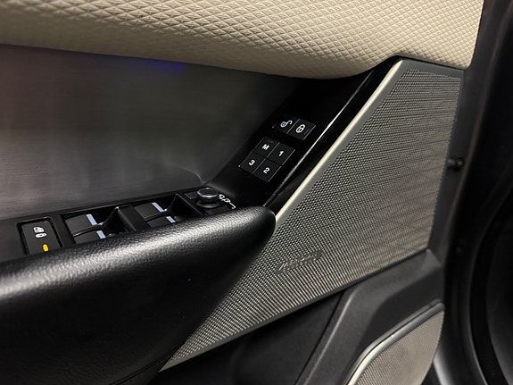 Land Rover Range Rover Velar 27 of 28