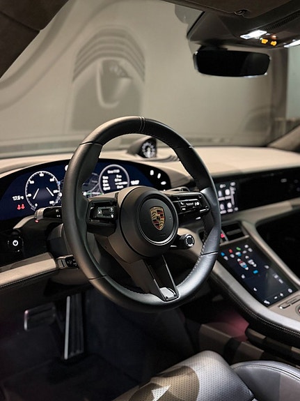Porsche Taycan Turbo 13 of 20
