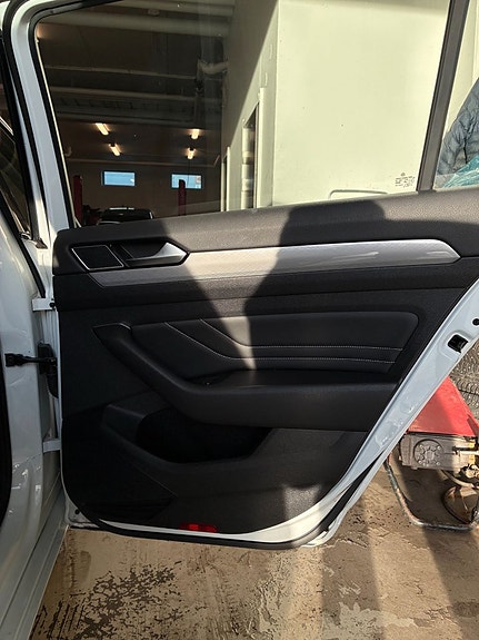 Volkswagen Passat 12 of 18