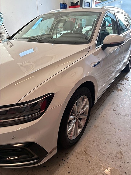 Volkswagen Passat 2 of 5