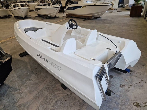 River 420 XR Mercury F20EL EFI 5 of 6